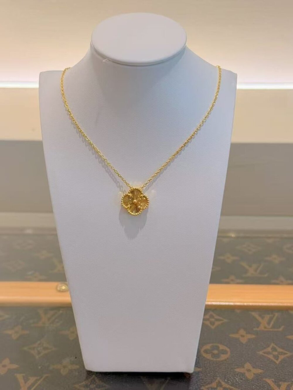 Gold Flower Pendant Necklace Minimalist Floral Charm Elegant Jewelry Gift - Picture 1 of 3